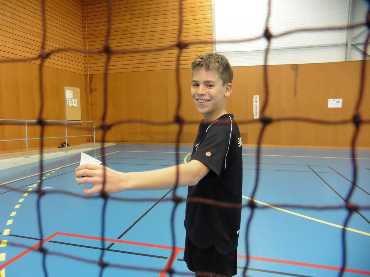 badminton is populair onder de jeugd in lézignan, met steeds meer jongeren die plezier beleven aan deze snelle en dynamische sport.