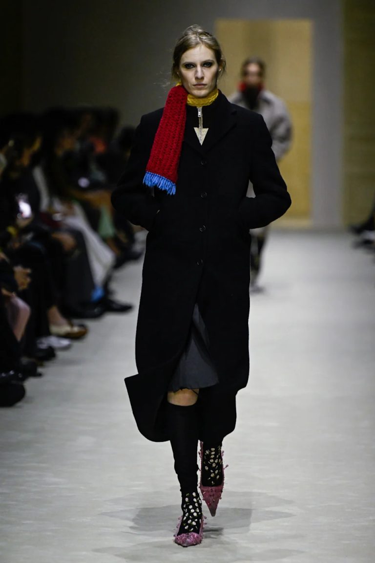 bella hadid steelt alle aandacht tijdens de modeshow van prada in milaan met haar opvallende stijl en charisma.