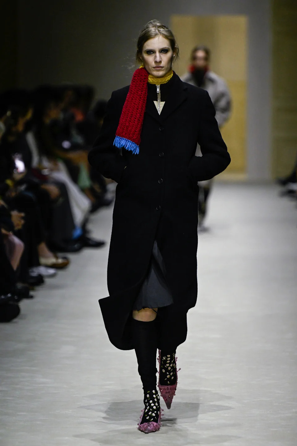 bella hadid steelt alle aandacht tijdens de modeshow van prada in milaan met haar opvallende stijl en charisma.