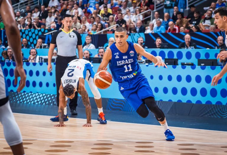 de israëlische basketbalcompetitie is tijdelijk stilgelegd vanwege onvoorziene omstandigheden. blijf op de hoogte van het laatste nieuws en updates.