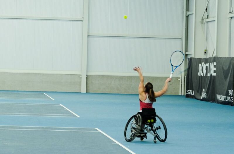 jongeren in lannion ontdekken en leren over rolstoeltennis, een inclusieve sport die snelheid, strategie en doorzettingsvermogen combineert.