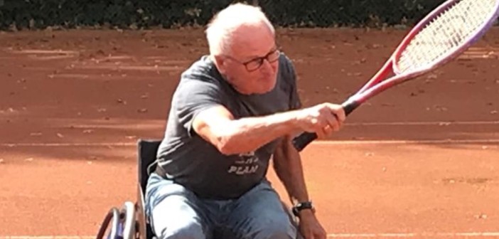 jongeren ontdekken en leren over rolstoeltennis in lannion, een inclusieve sportactiviteit die toegankelijk is voor iedereen.