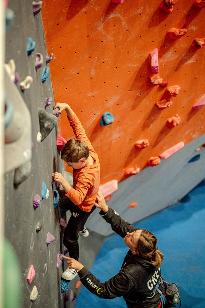 ontdek het klimmen spektakel in de sporthal – spannende klimuitdagingen voor alle niveaus, van beginners tot ervaren klimmers. bezoek ons voor een avontuurlijke en actieve dag!