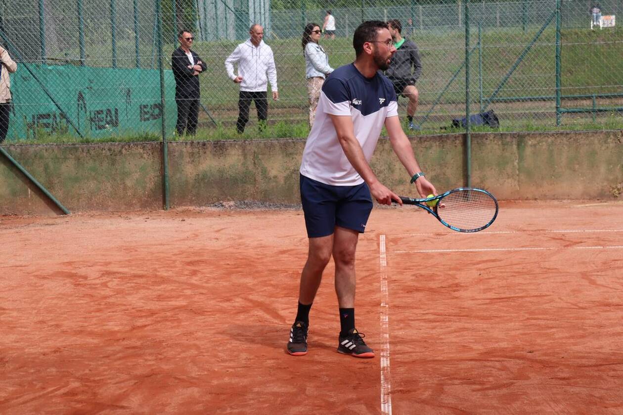 séverine en philippe zijn finalisten bij het lacaune tennis toernooi, klaar voor een spannende eindstrijd.