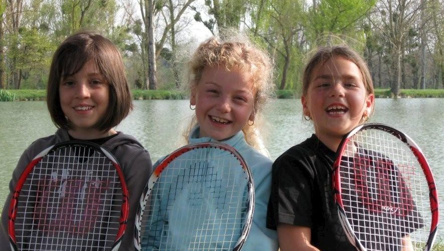 ontdek hoe 17-18-jarigen uit gard de kampioenschappen tennis hebben gewonnen en hun indrukwekkende prestaties op de baan.