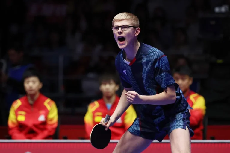 felix lebrun struikelt opnieuw tegen wang chuquin in singapore, een spannend tafeltennismatch vol verrassingen en intensieve actie.