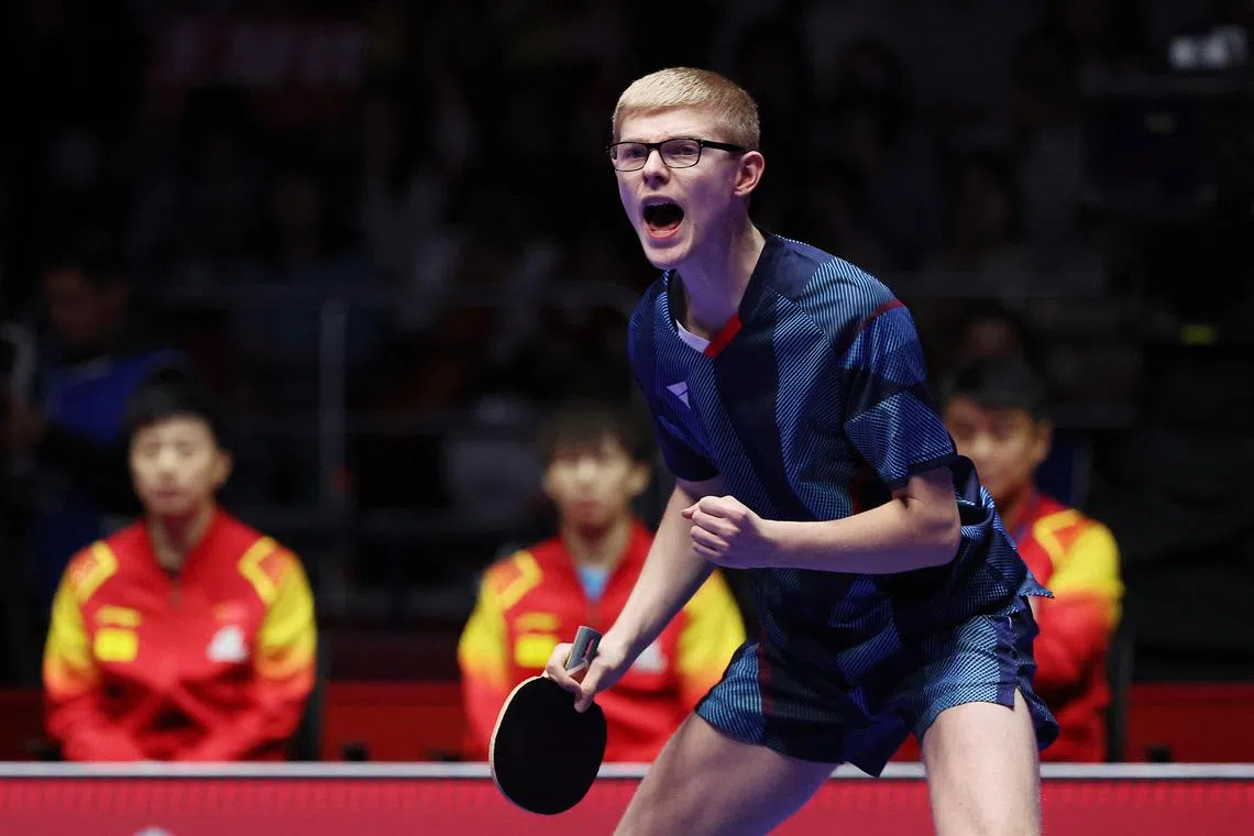 felix lebrun struikelt opnieuw tegen wang chuquin in singapore, een spannend tafeltennismatch vol verrassingen en intensieve actie.