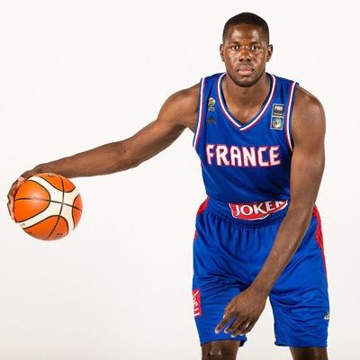 mam jaiteh praat over de evacuatie van het basketbalteam in dubai, met inzichten en ervaringen rondom deze bijzondere gebeurtenis.
