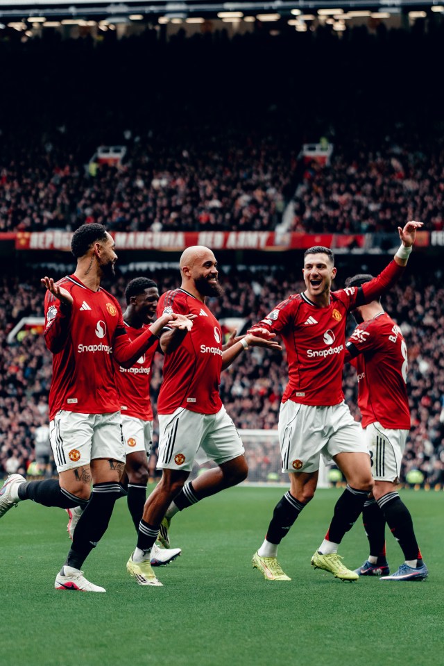 premier league speeldag 28: manchester united behaalt overwinning, tottenham lijdt nederlaag. lees het volledige verslag en analyse hier.