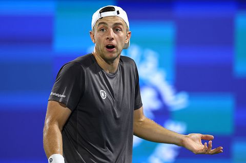 tennis: spelers van een toernooi in de vae geëvacueerd vanwege onverwachte omstandigheden. lees hier het laatste nieuws en updates over hun situatie.