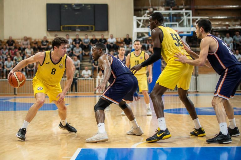 ontdek hoe usab zich voorbereidt op een spannende wraakwedstrijd tegen frontignan in aubenas basketbal. blijf op de hoogte van alle laatste updates en analyses.