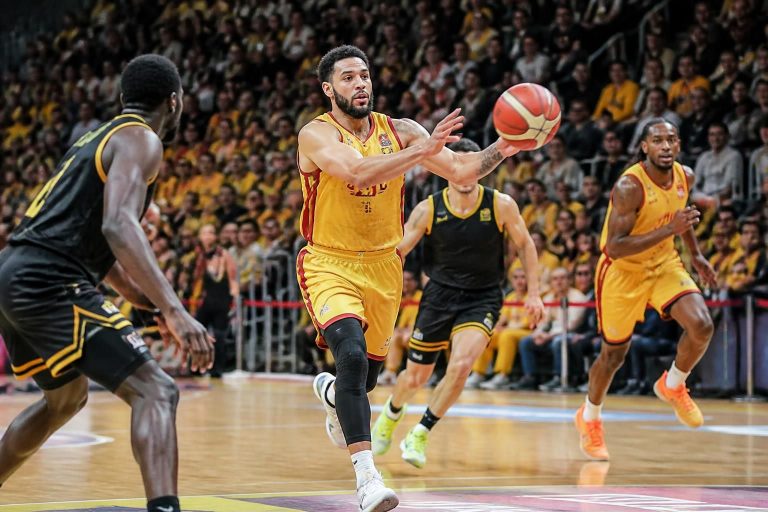 ontdek het spannende basketbalseizoen van nationale 1, met een indrukwekkende triple double en saint-vallier's vastberadenheid om het kampioenschap te winnen.