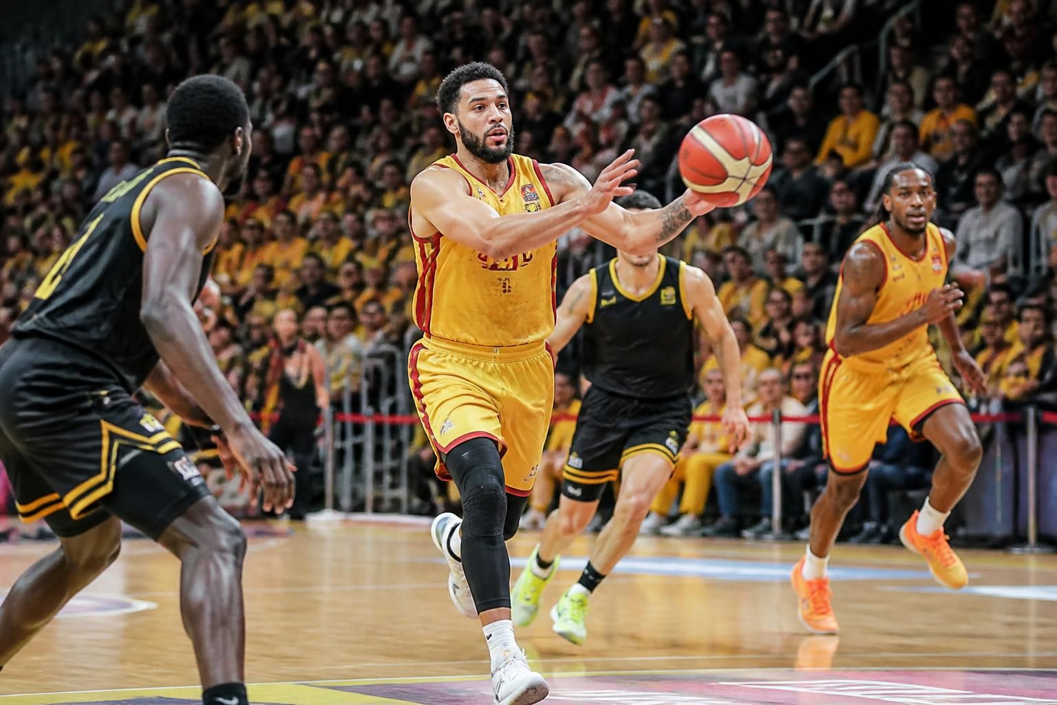 ontdek het spannende basketbalseizoen van nationale 1, met een indrukwekkende triple double en saint-vallier's vastberadenheid om het kampioenschap te winnen.