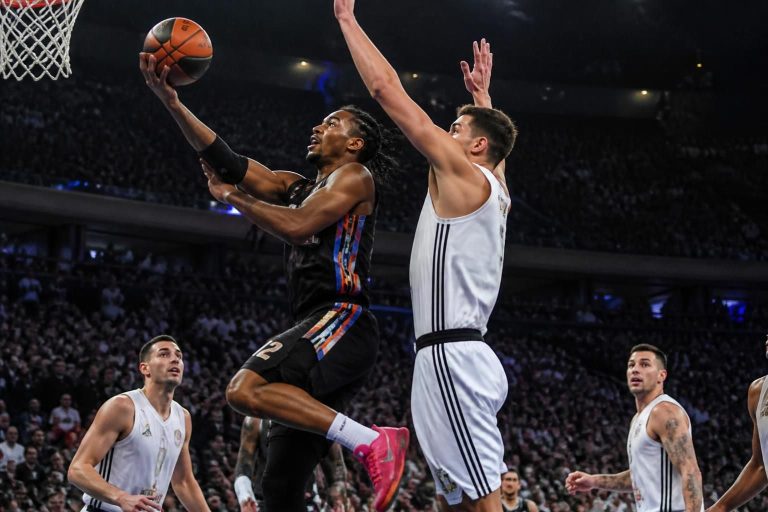 euroliga: paris basketball lijdt eerste nederlaag tegen belgrado, met julius thomas in actie.