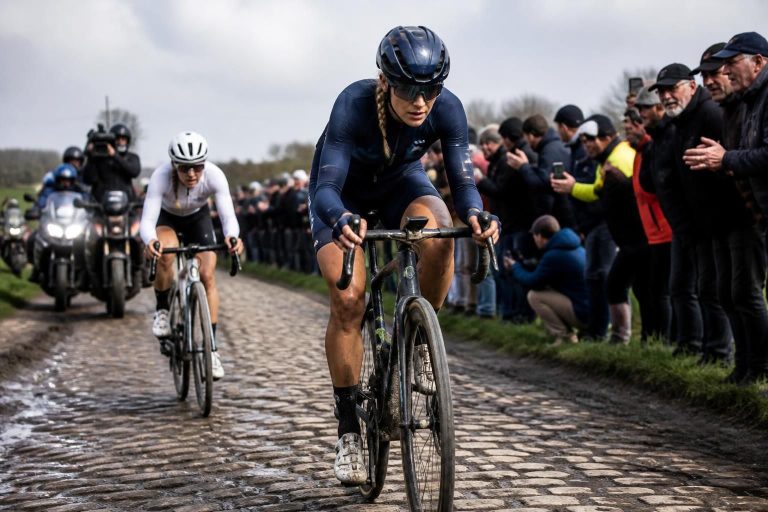 volg live de spectaculaire aanval van ferrand-prévot tijdens paris-roubaix 2026 en zie hoe ze marianne vos op gang brengt in deze spannende wielerwedstrijd.