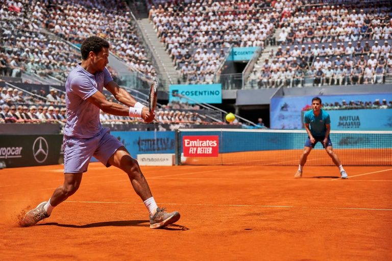 masters 1000 madrid: arthur fils verslaat ignacio buse in een zware strijd en bereikt de derde ronde.