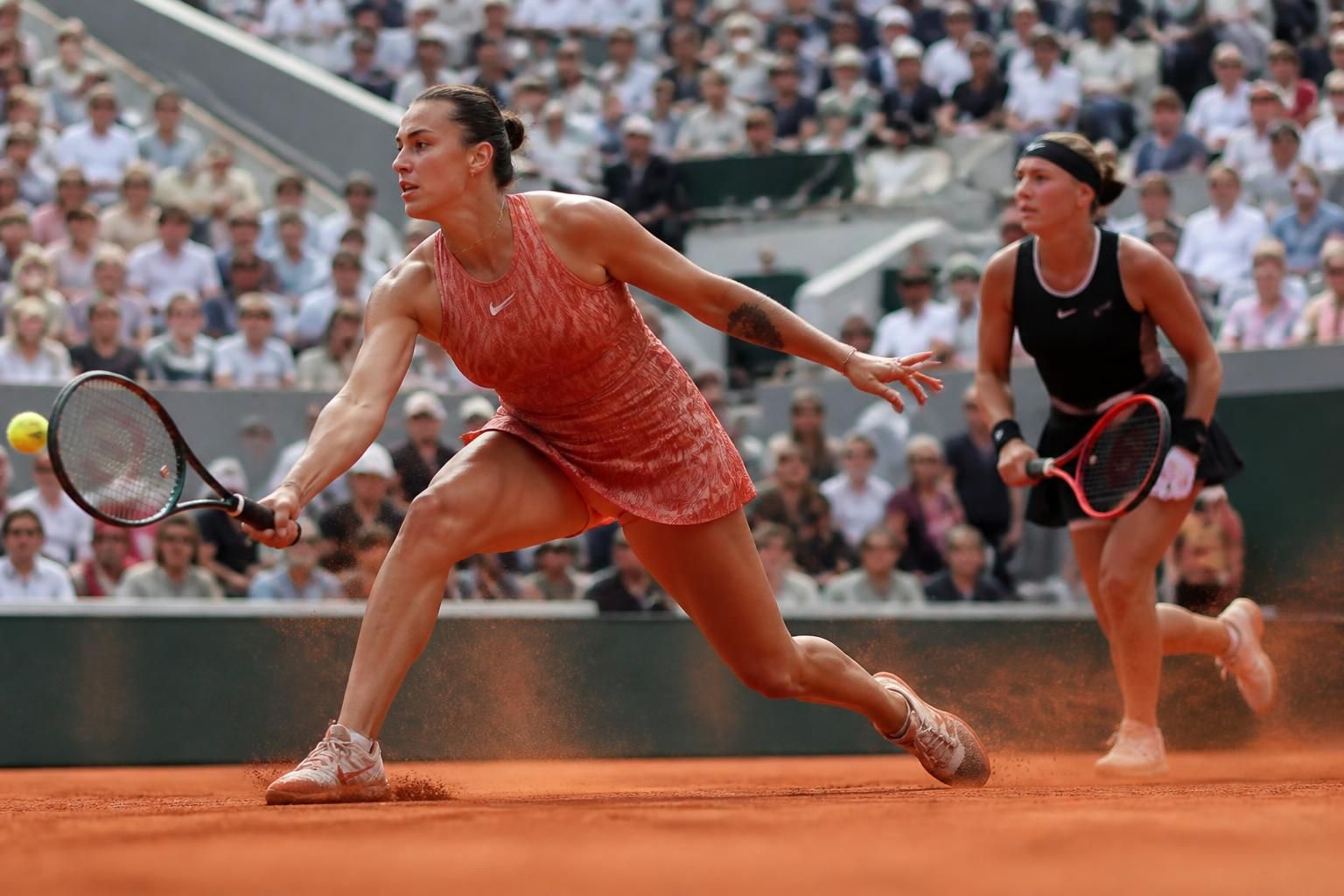 tennis roland-garros: wereldkampioene sabalenka onverwacht uitgeschakeld in kwartfinales door shnaider.
